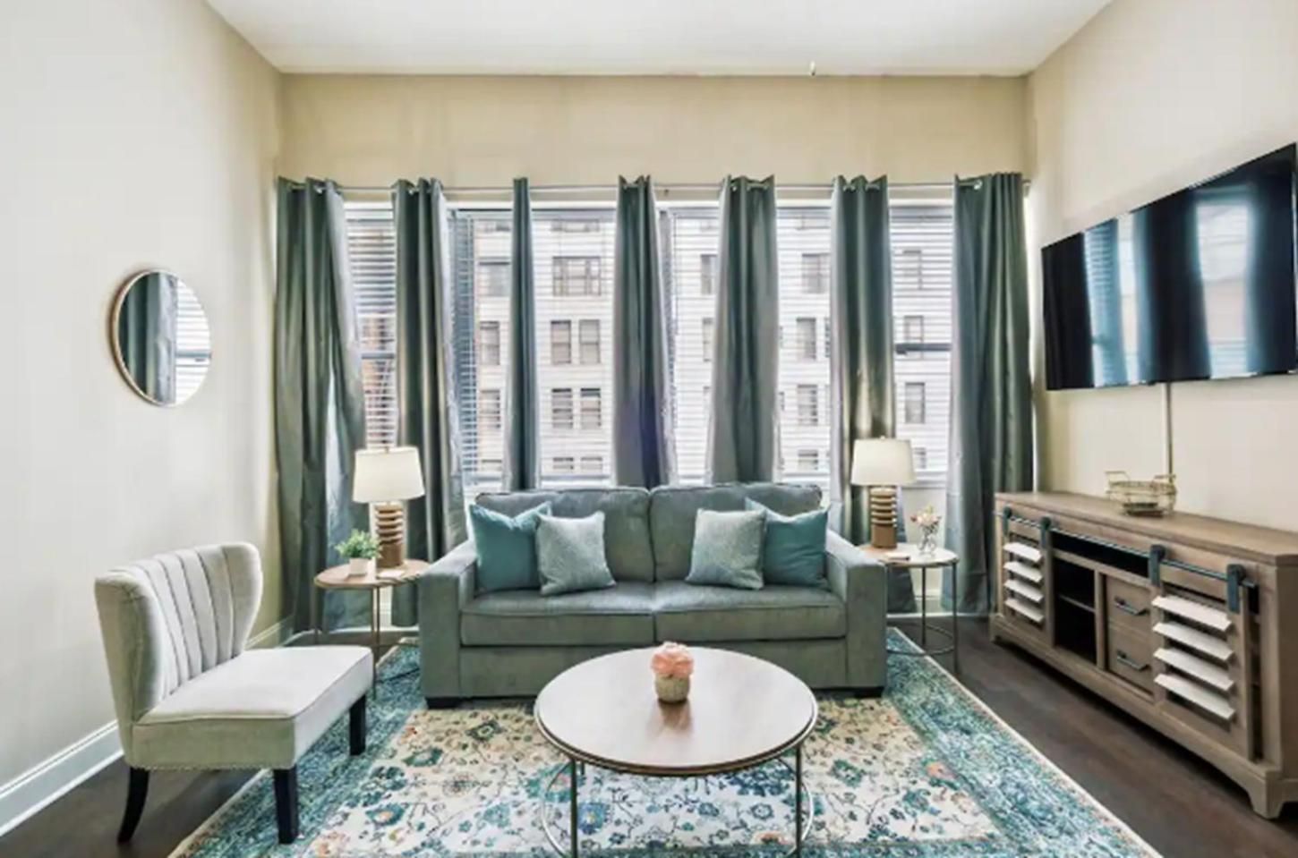 Apartment Beautiful Walk To French Quarter, Pool, Gym, View *