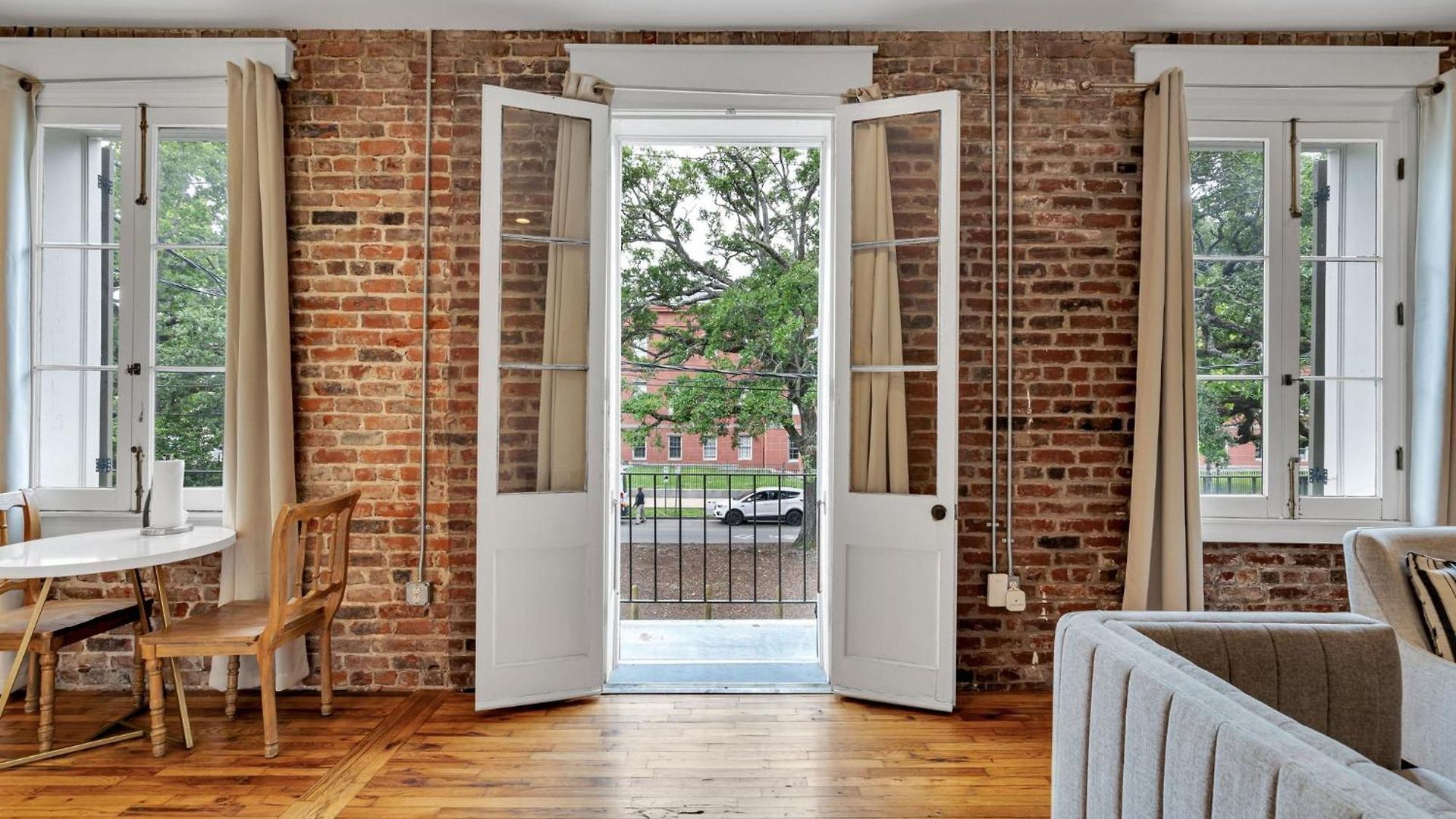 Esplanade Ave Wbalcony Across French Quarter Holiday home *
