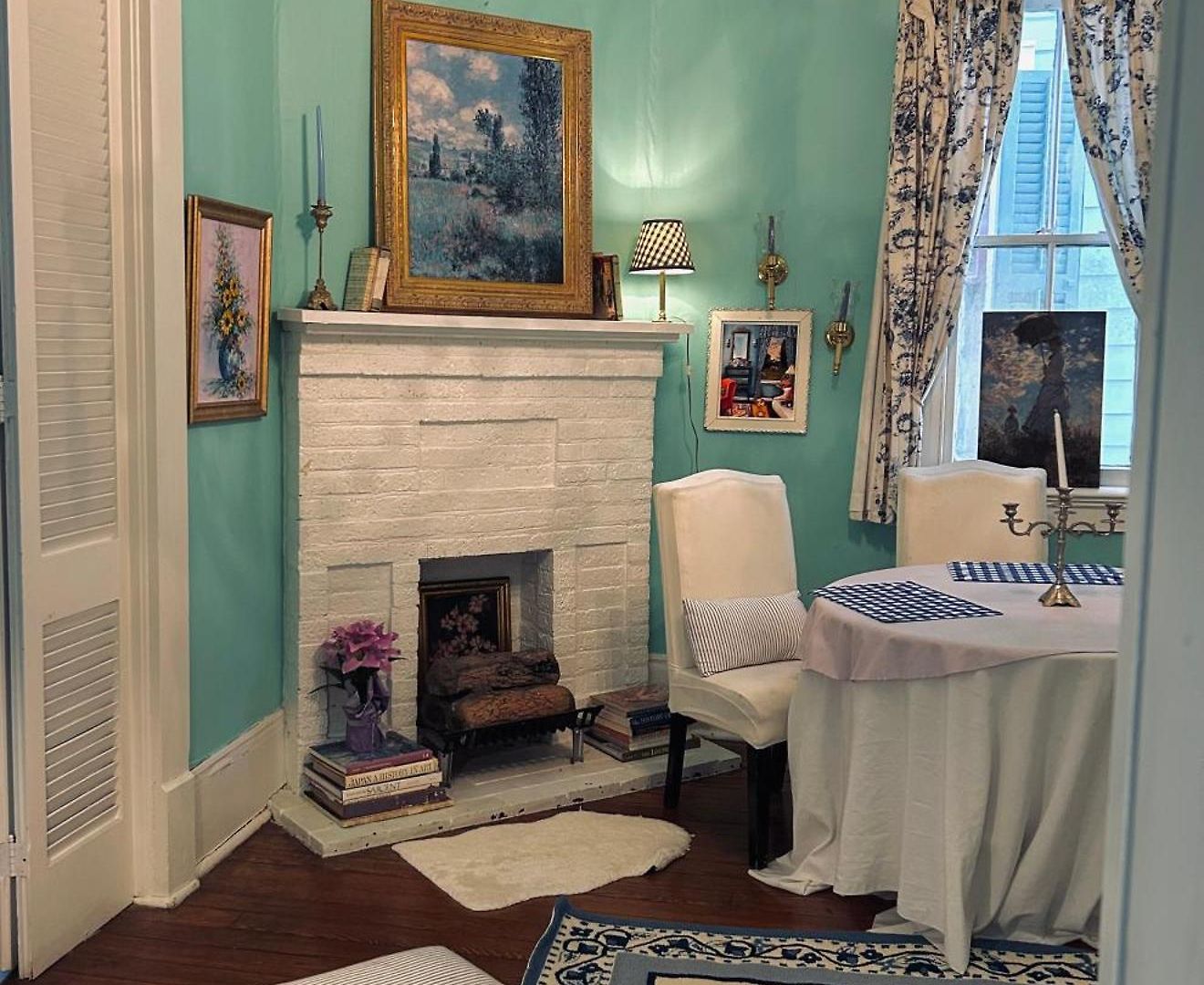 4br 3 Ba Huge, Balcony, Cemetery, Streetcar Sleeps 8! *