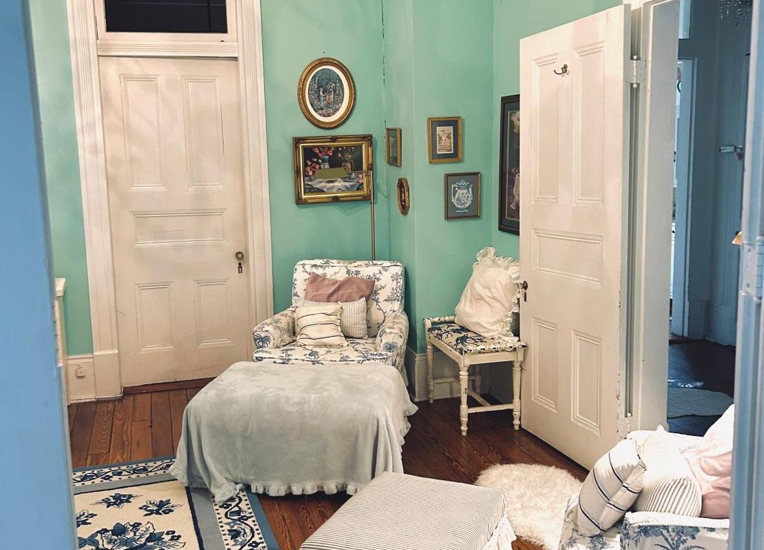 Holiday home 4br 3 Ba Huge, Balcony, Cemetery, Streetcar Sleeps 8!