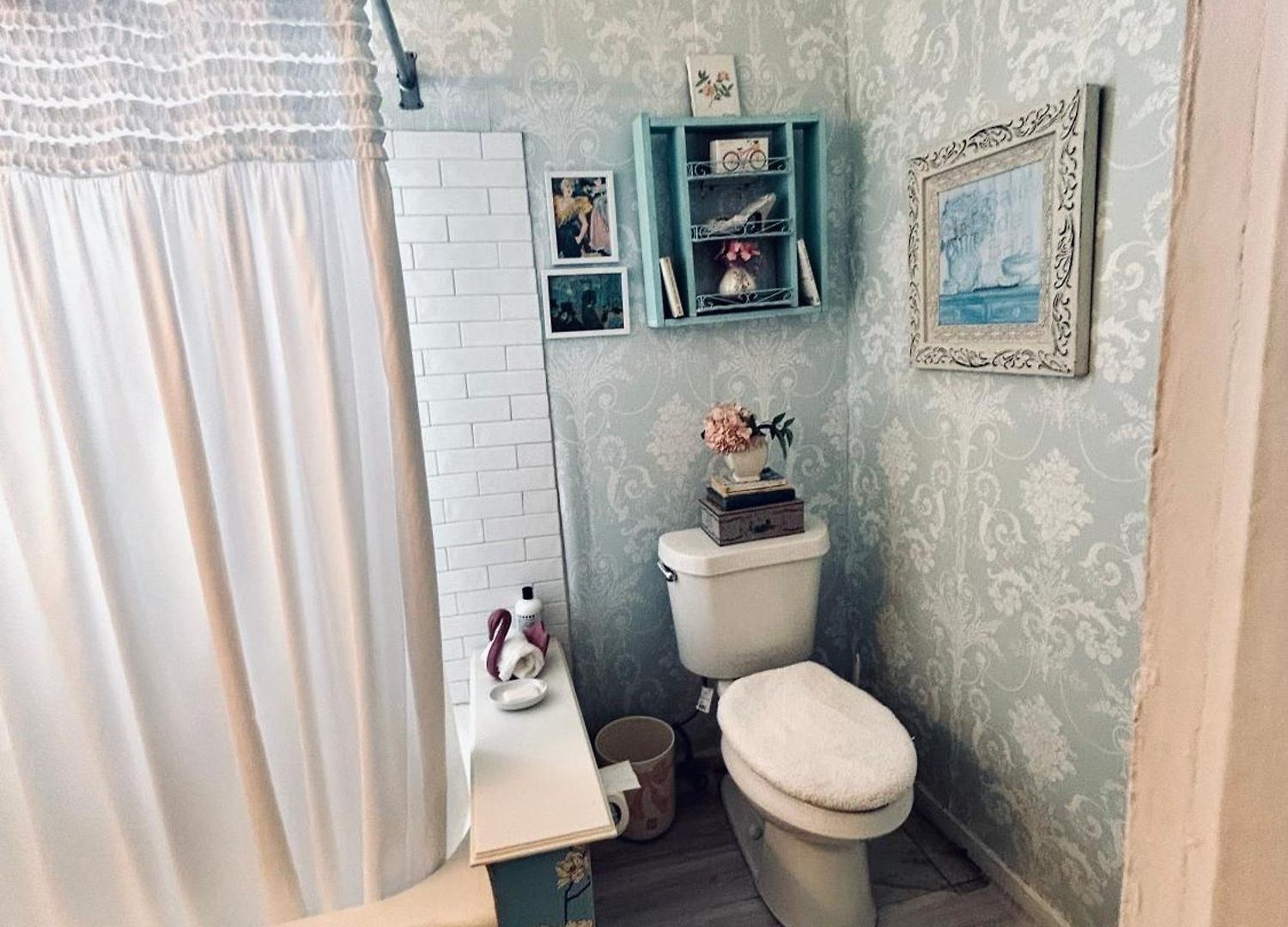 4br 3 Ba Huge, Balcony, Cemetery, Streetcar Sleeps 8! Holiday home *