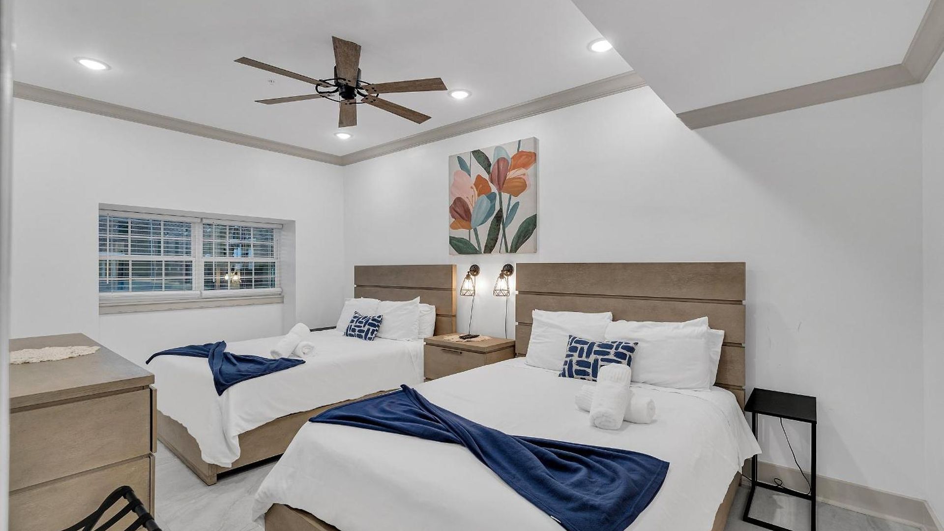 Sleeps 24-spacious Near Fq W Pool