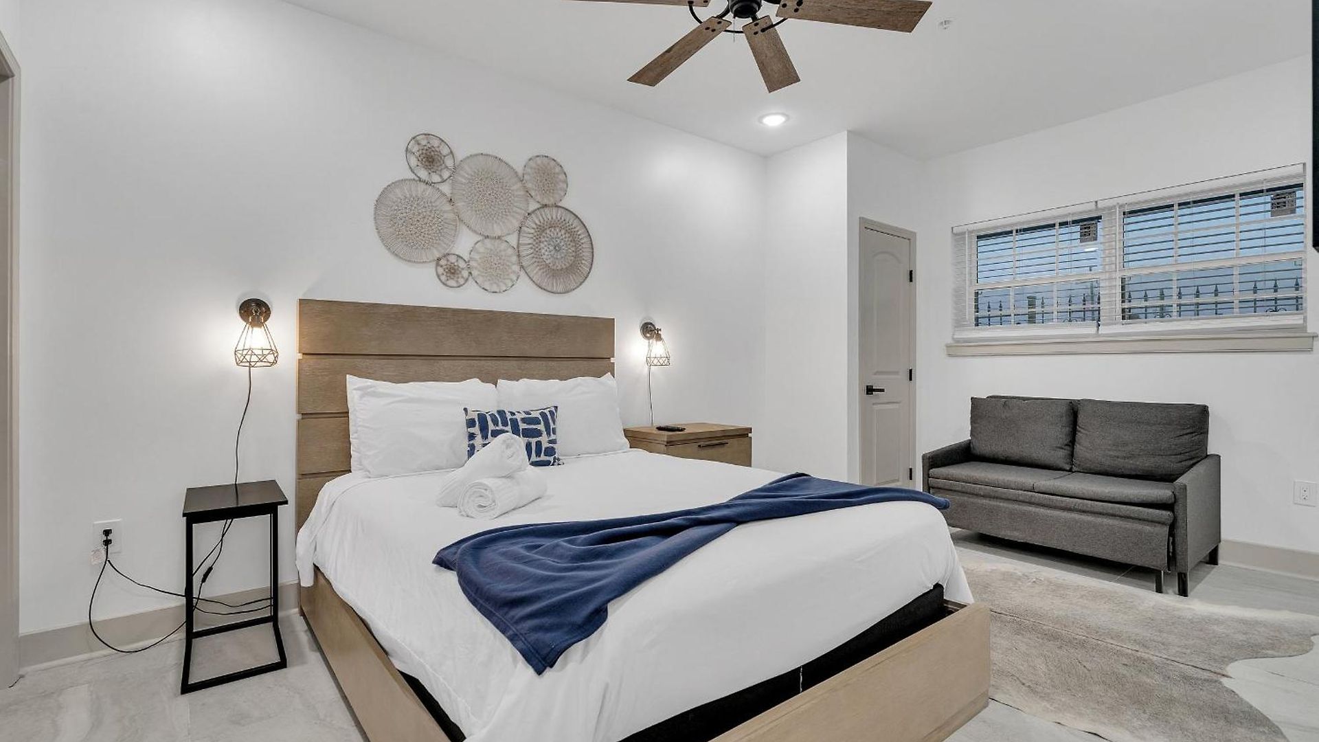 Sleeps 24-spacious Near Fq W Pool *