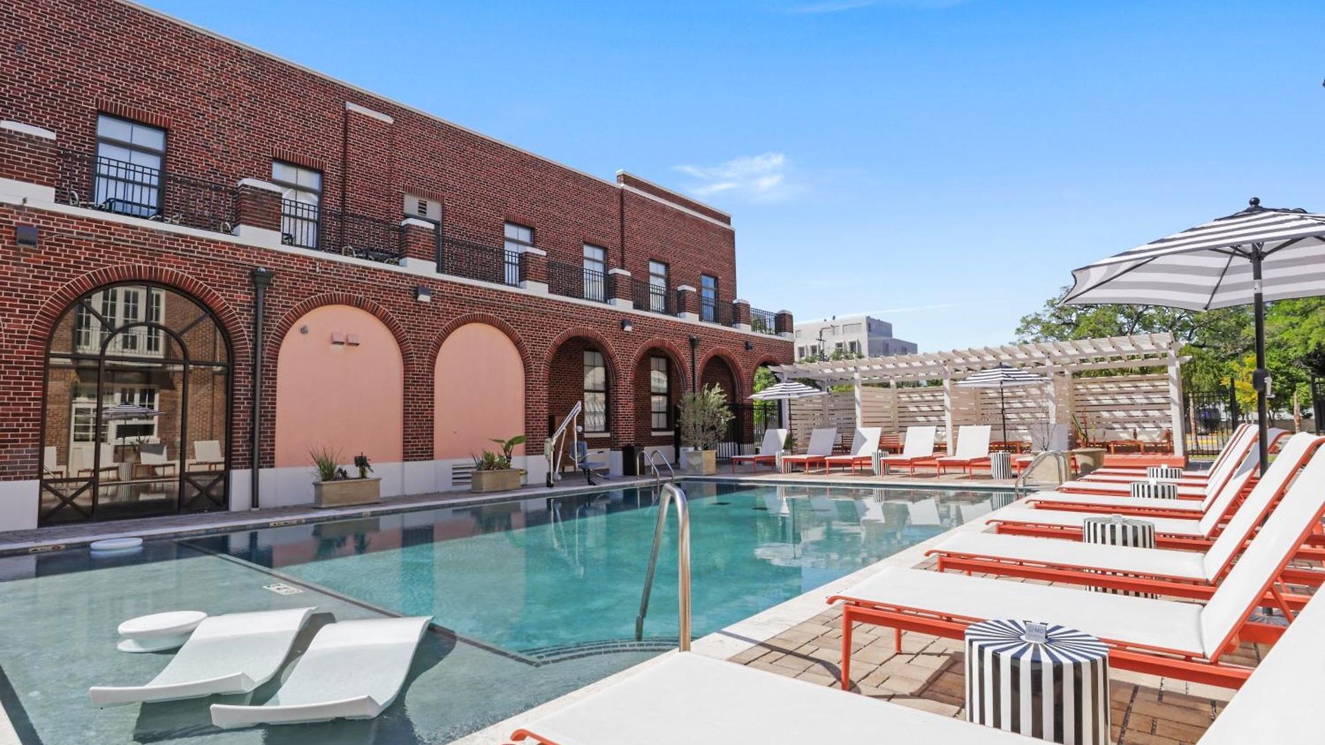Bywater Aparthotel 3*