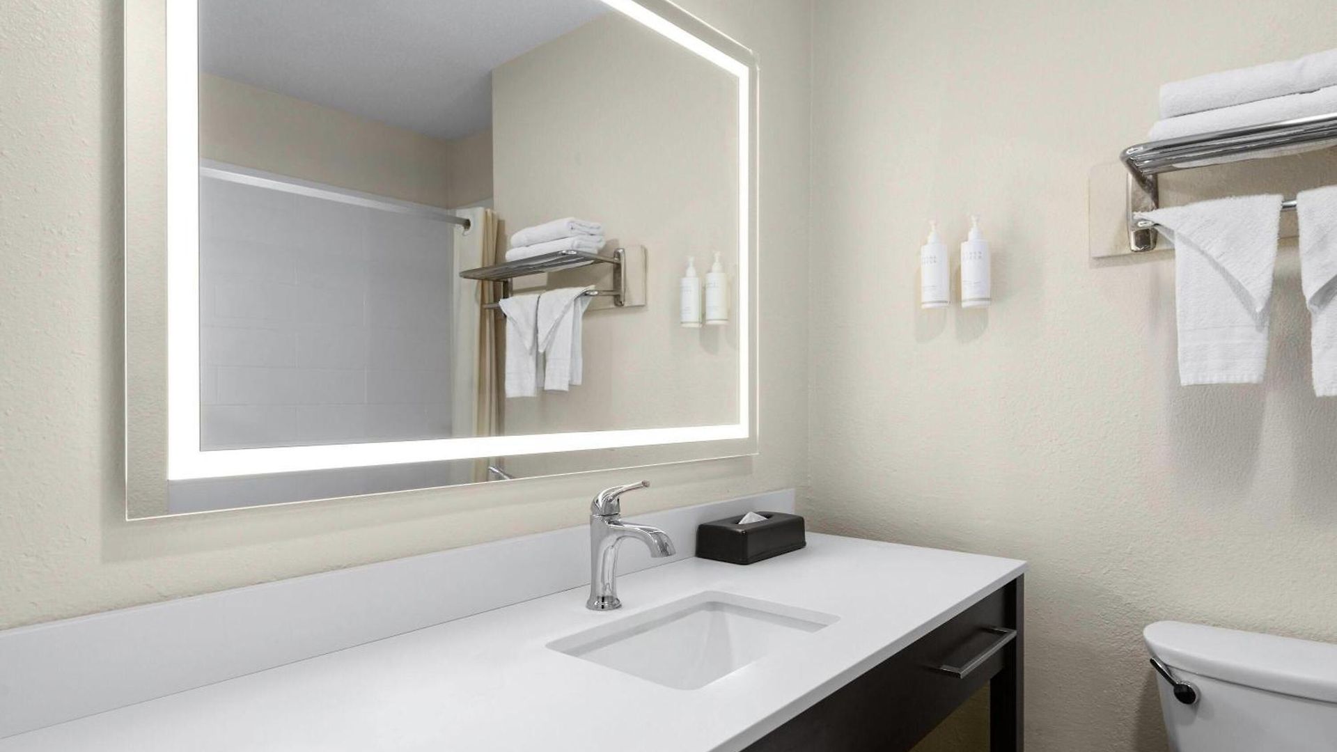 Super 8 By Wyndham Hotel