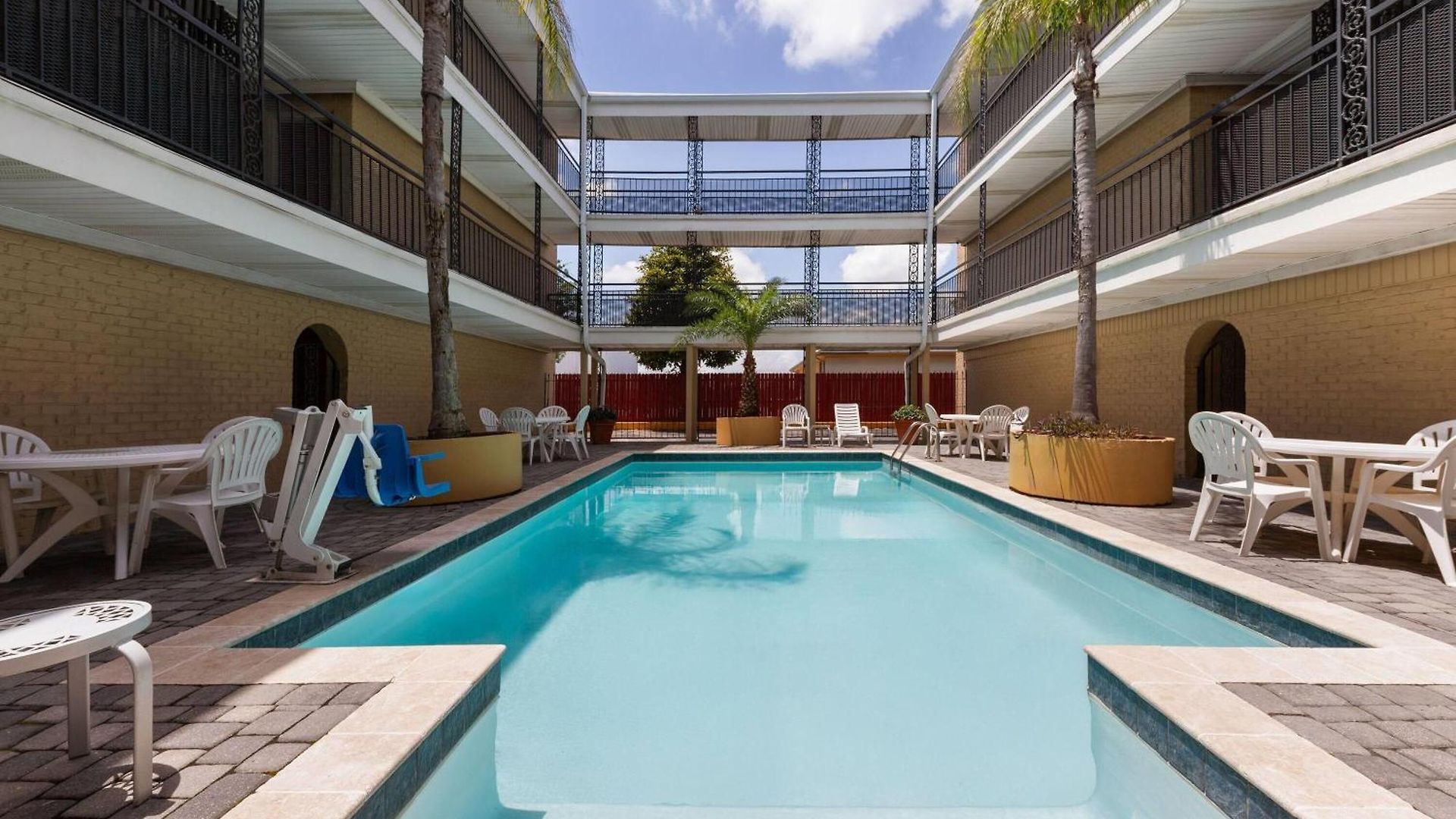 Hotel Super 8 By Wyndham 2*