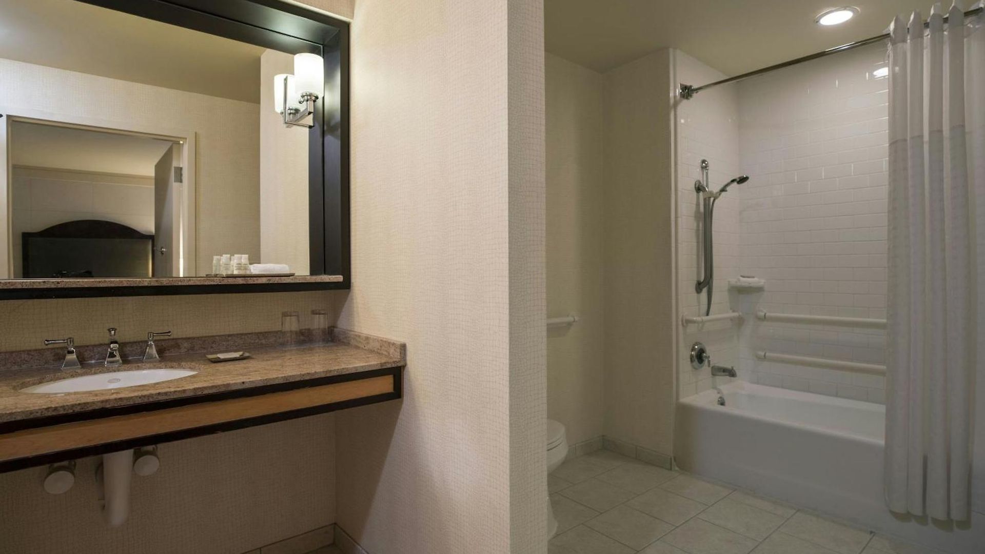 Hotel Renaissance Arts Warehouse District 4*