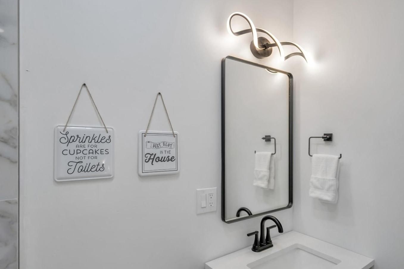 Hotel Sleeps 24-spacious Near Fq W Pool