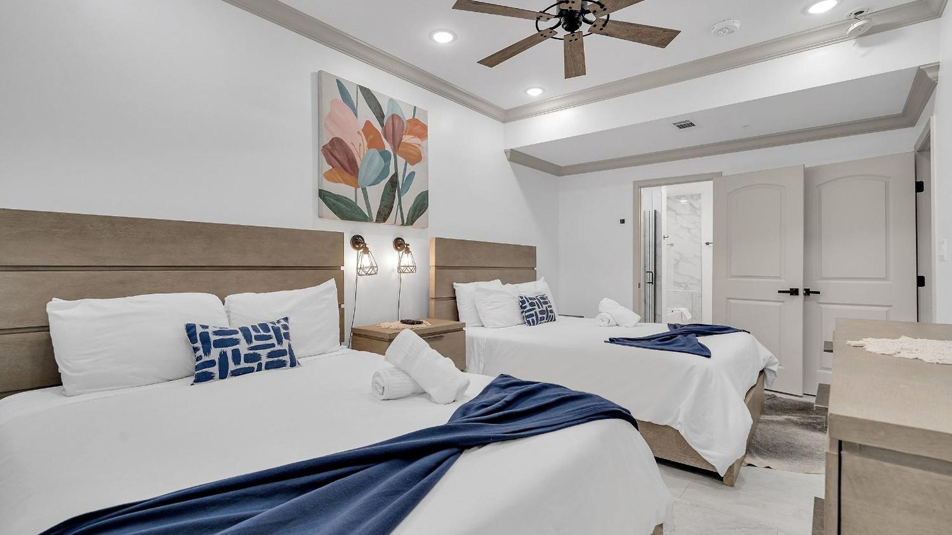 Hotel Sleeps 24-spacious Near Fq W Pool
