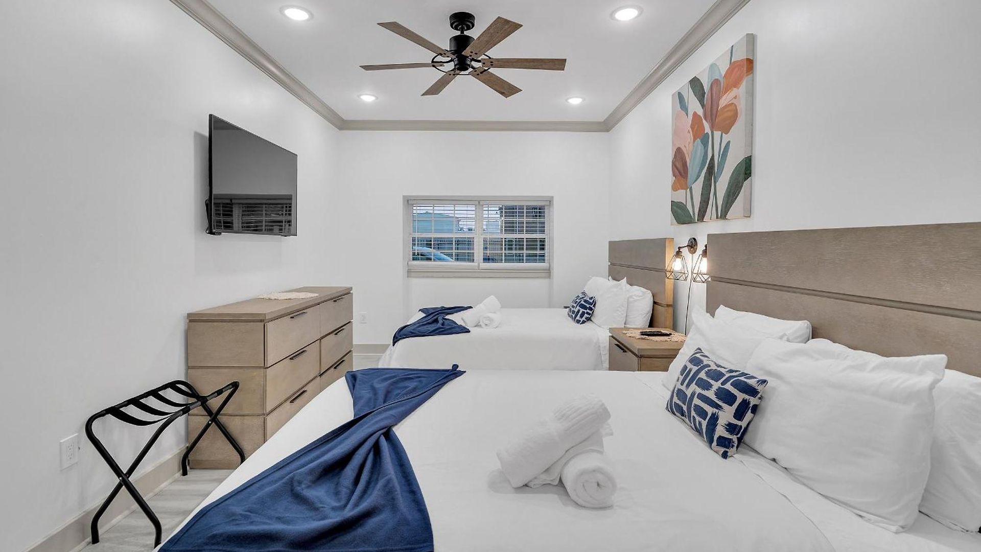 Sleeps 24-spacious Near Fq W Pool