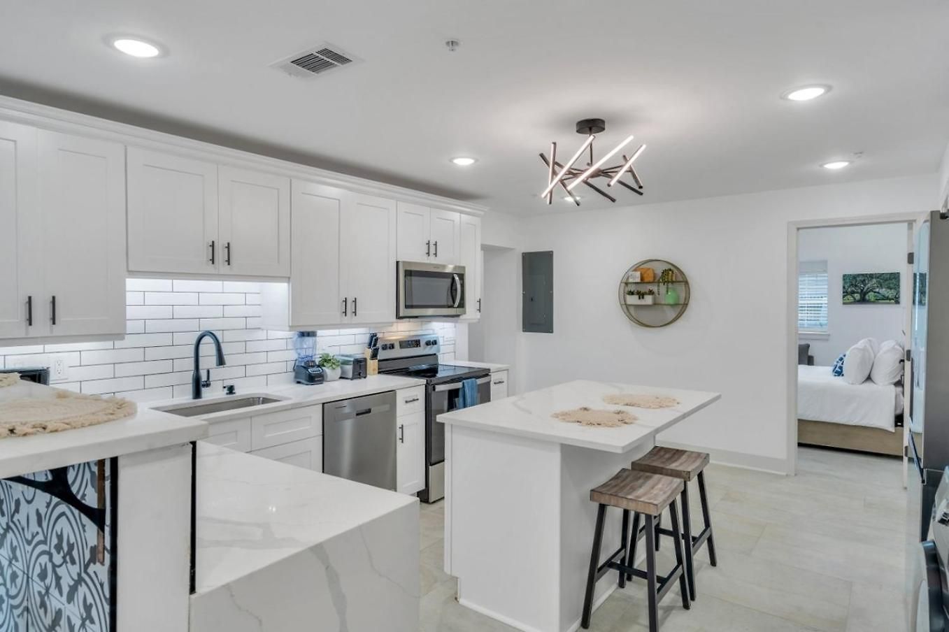 Sleeps 24-spacious Near Fq W Pool