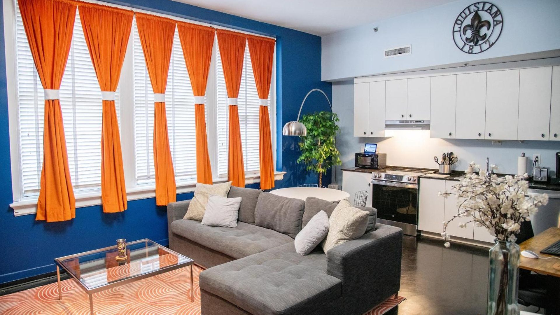 Modern Downtown Condo W Rooftop Gym *