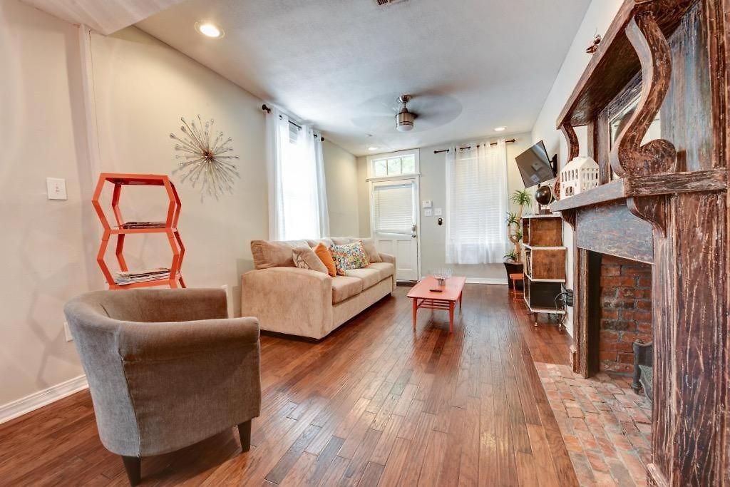 Huge 1 Bedroom Steps Into The French Quarter Apartment *