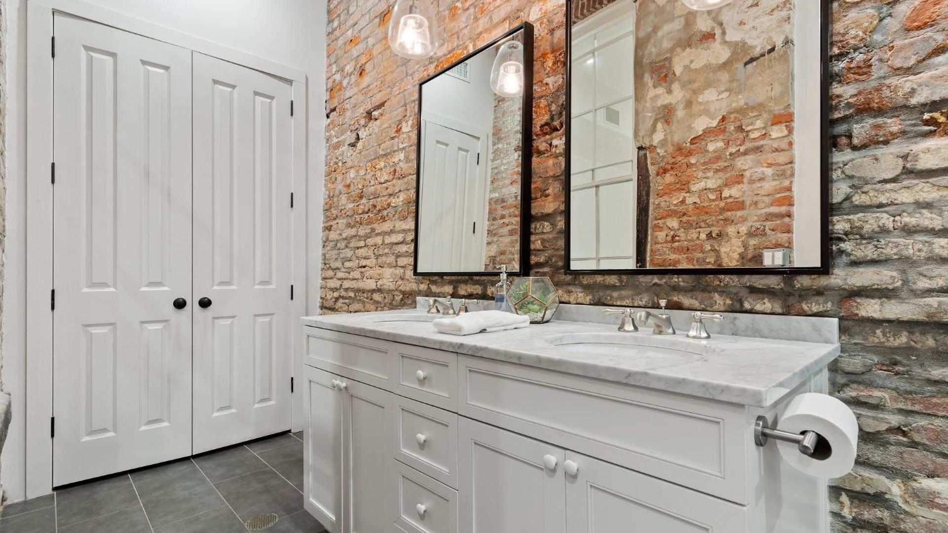 Group-friendly Nola Near Bourbon