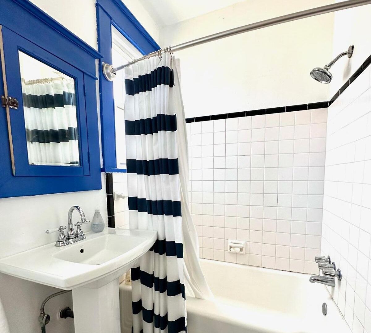 Mid 2 Br- Beautiful, Renovated Arts & Crafts Flat *