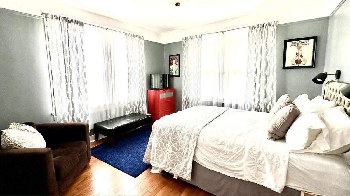 Mid 2 Br- Beautiful, Renovated Arts & Crafts Flat Apartment New Orleans