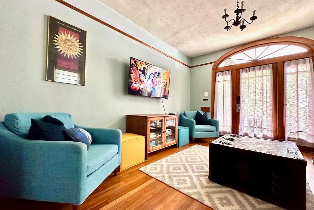 Mid 2 Br- Beautiful, Renovated Arts & Crafts Flat * New Orleans