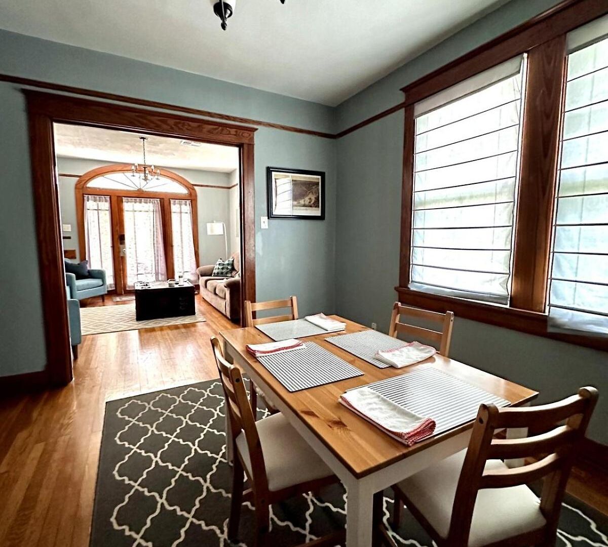 Mid 2 Br- Beautiful, Renovated Arts & Crafts Flat