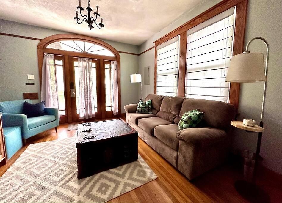 Mid 2 Br- Beautiful, Renovated Arts & Crafts Flat