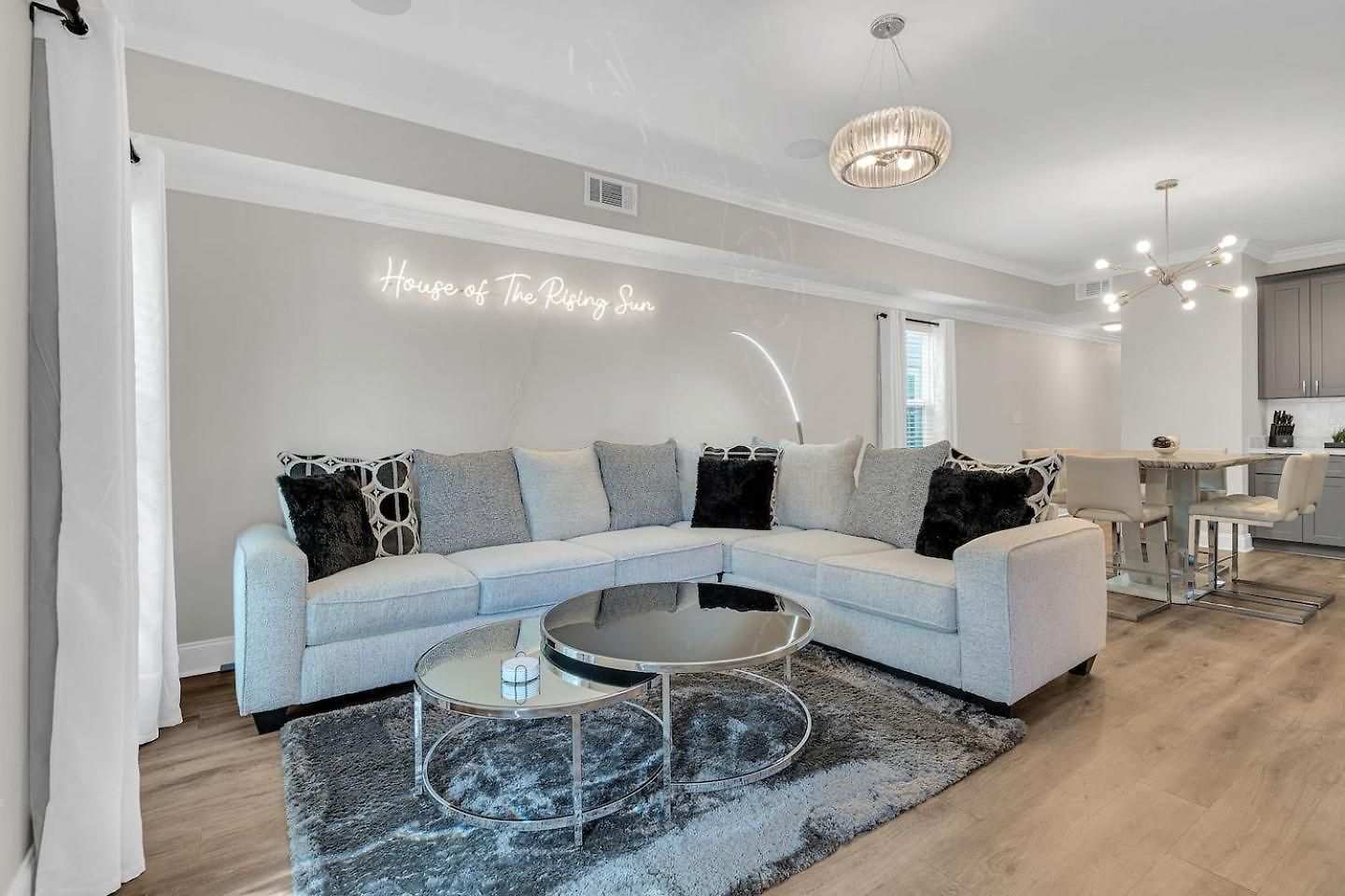 Modern 3Br Home W Fenced Backyard Holiday home
