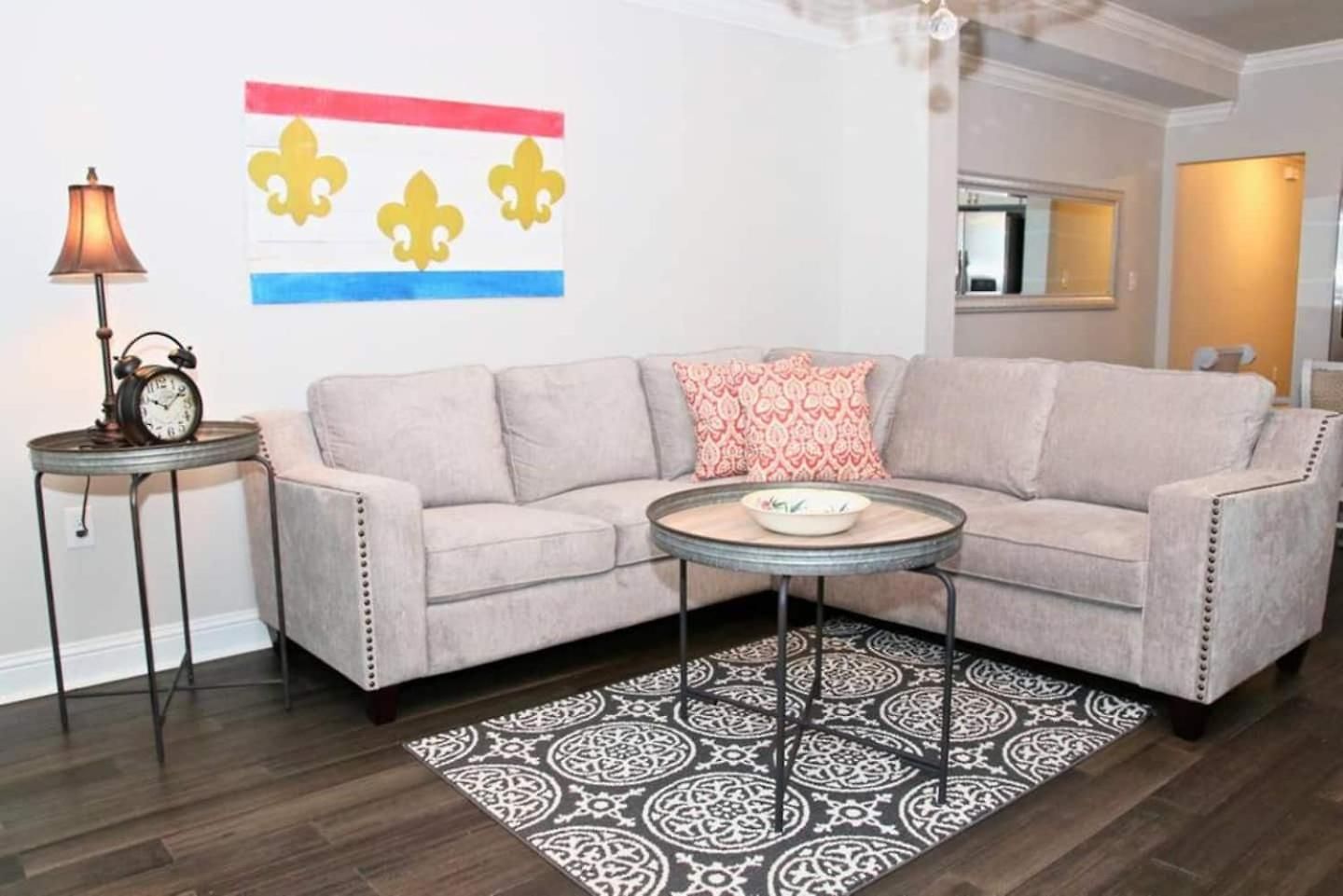 Mid-City Duplex W Workspace & Full Kitchen *