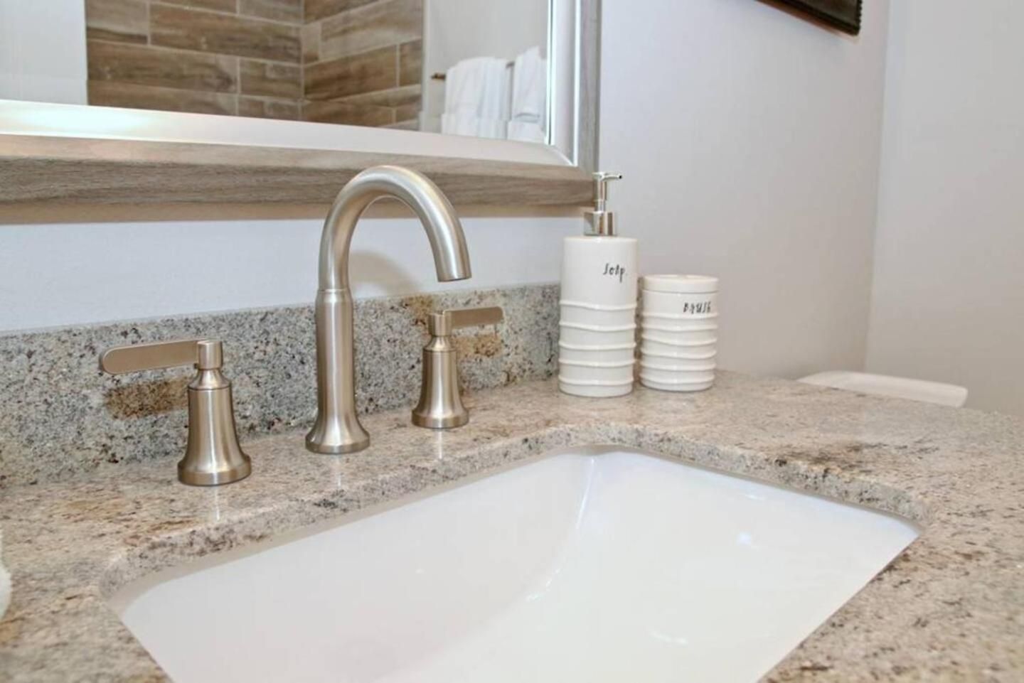 Mid-City Duplex W Workspace & Full Kitchen Holiday home *