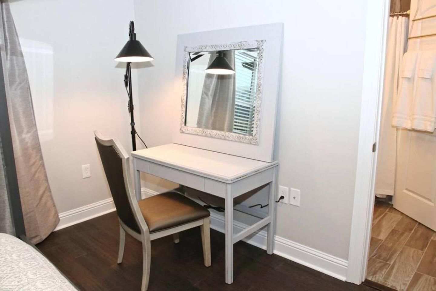 Mid-City Duplex W Workspace & Full Kitchen *