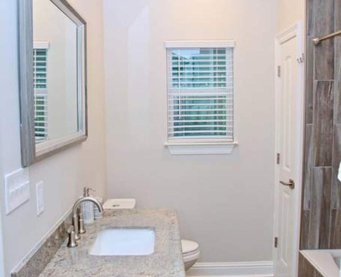 Mid-City Duplex W Workspace & Full Kitchen