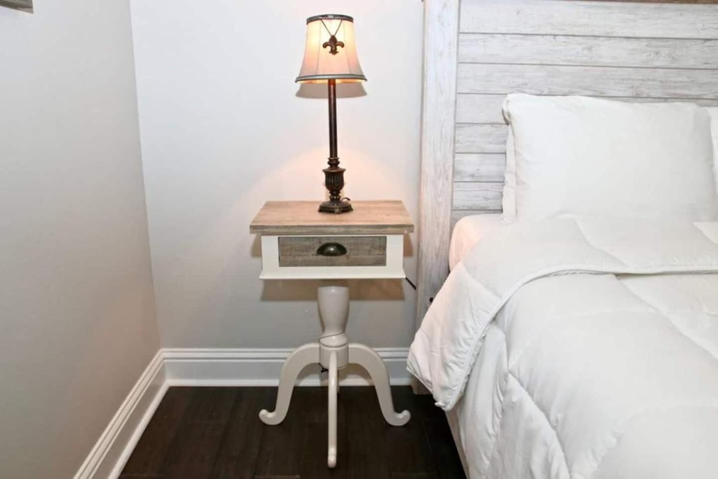 Mid-City Duplex W Workspace & Full Kitchen *