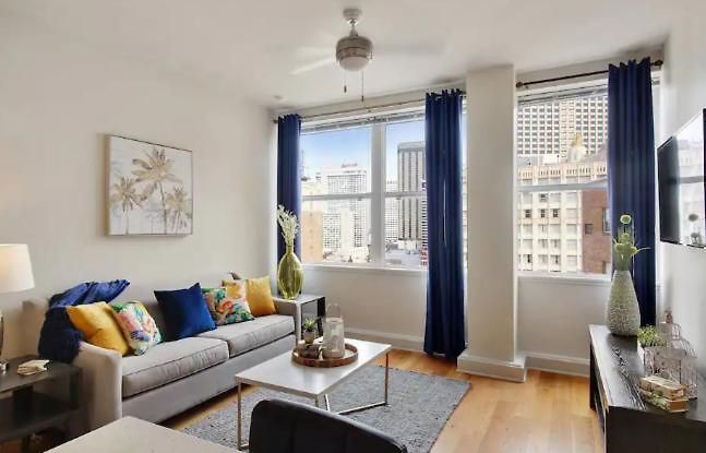 Apartment Beautiful Walk To French Quarter, Pool, Gym, View *