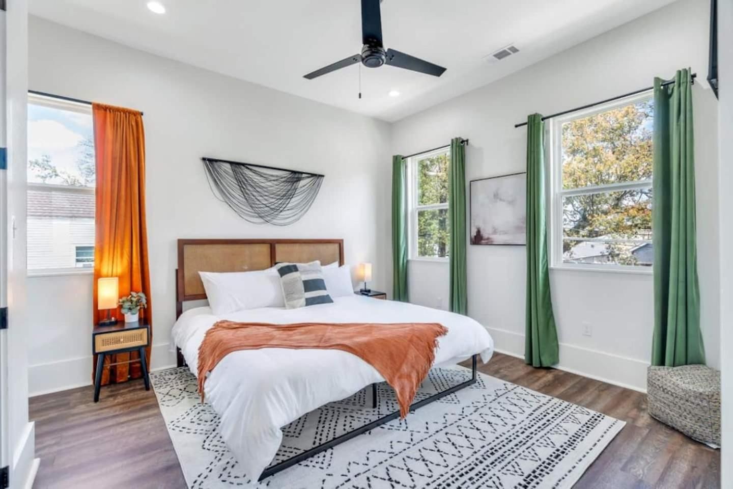 5Br Retreat W Fire Pit, Balcony & Backyard Oasis *