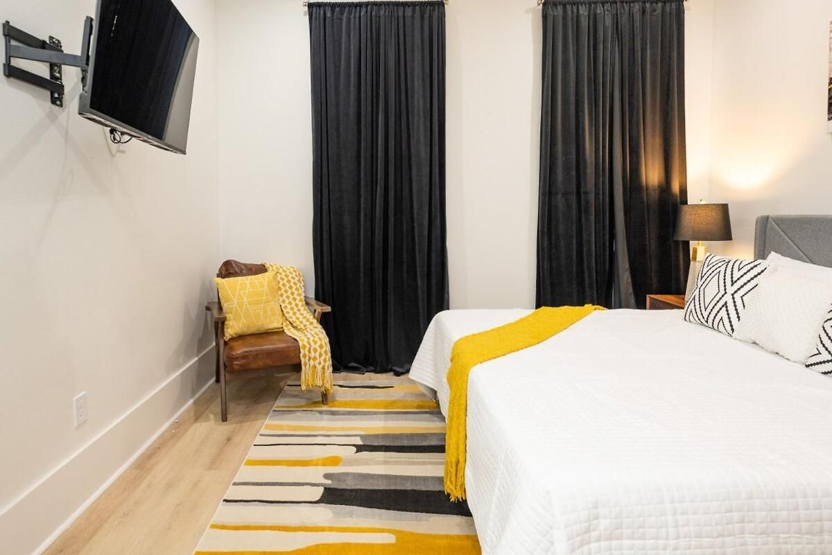 Shimmering New Nola Tvs In Bedrooms & Parking Holiday home