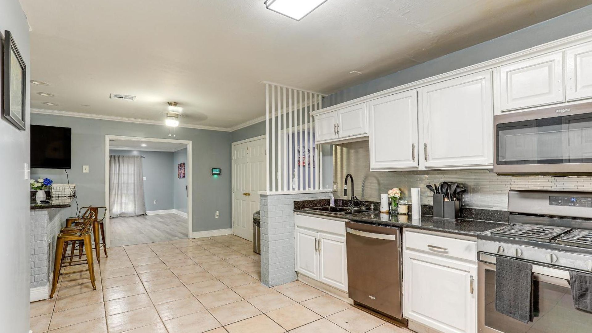 Fenced Backyard: Spacious Home! Holiday home *