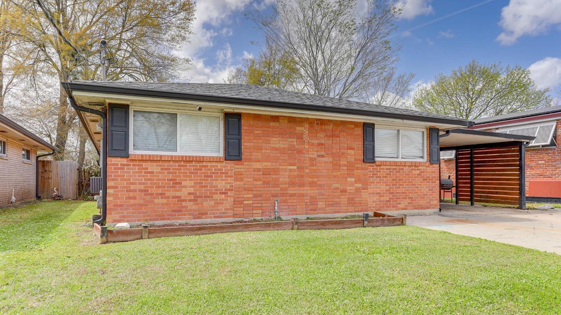 Holiday home Fenced Backyard: Spacious Home!