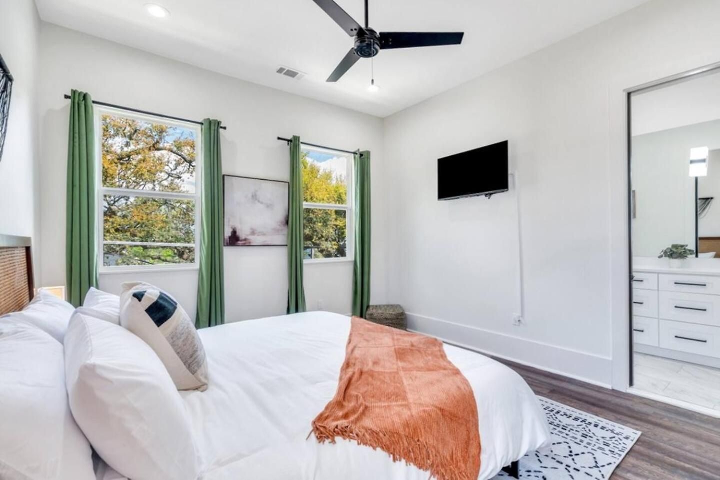 5Br Retreat W Fire Pit, Balcony & Backyard Oasis