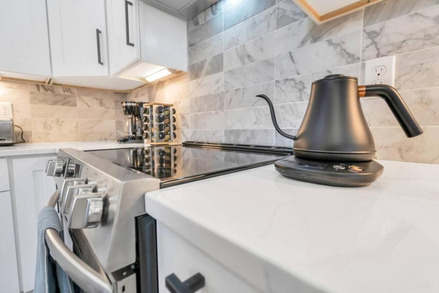 Holiday home 5Br Retreat W Fire Pit, Balcony & Backyard Oasis