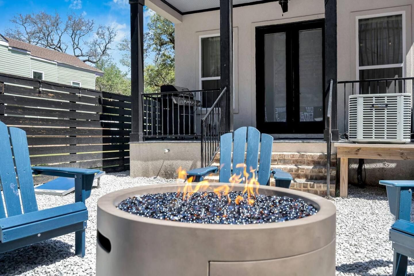 5Br Retreat W Fire Pit, Balcony & Backyard Oasis Holiday home *