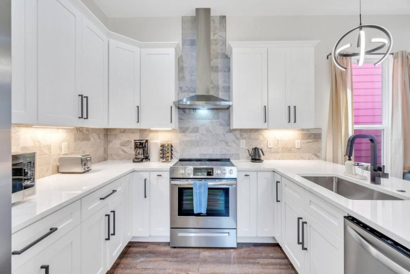 5Br Retreat W Fire Pit, Balcony & Backyard Oasis