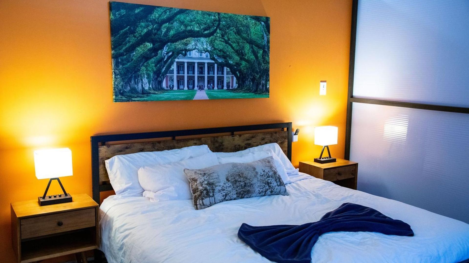 Modern Downtown Condo W Rooftop Gym Holiday home *
