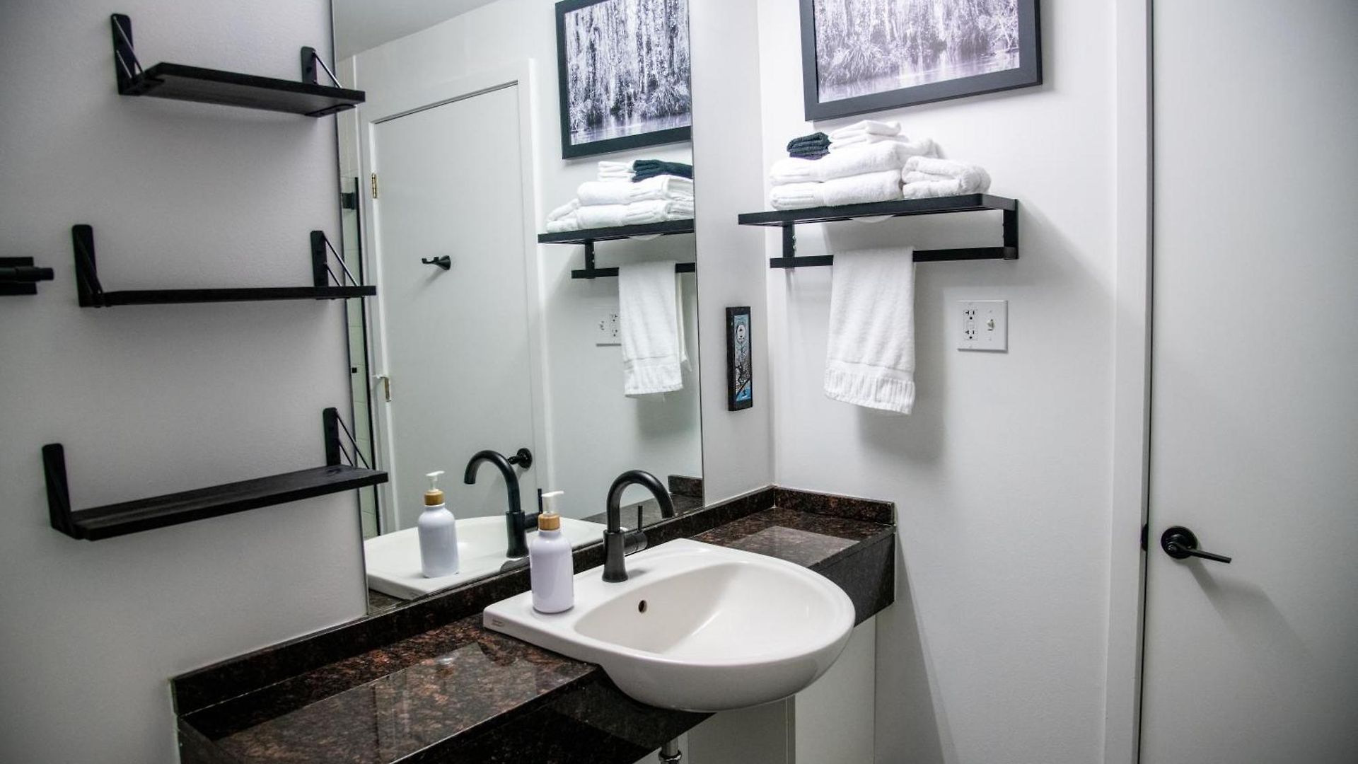 Modern Downtown Condo W Rooftop Gym Holiday home New Orleans