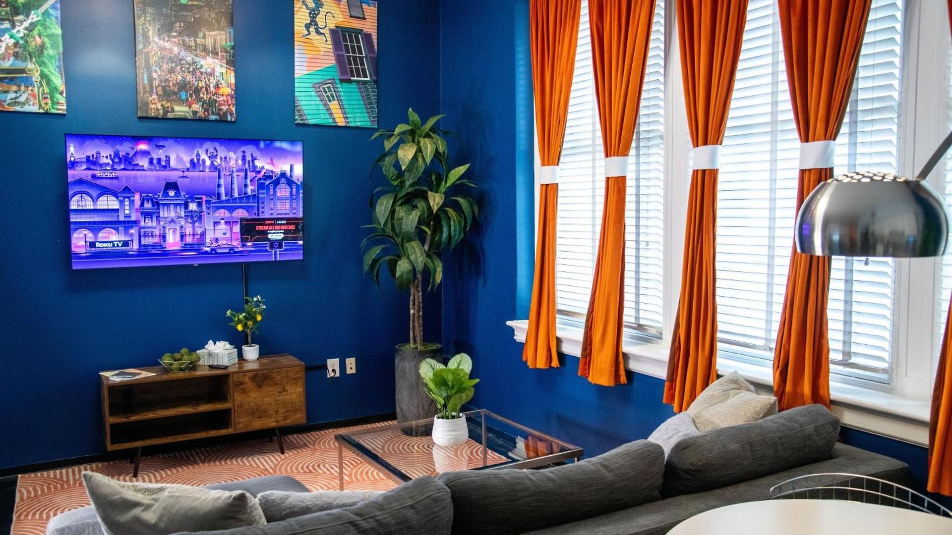Modern Downtown Condo W Rooftop Gym Holiday home *