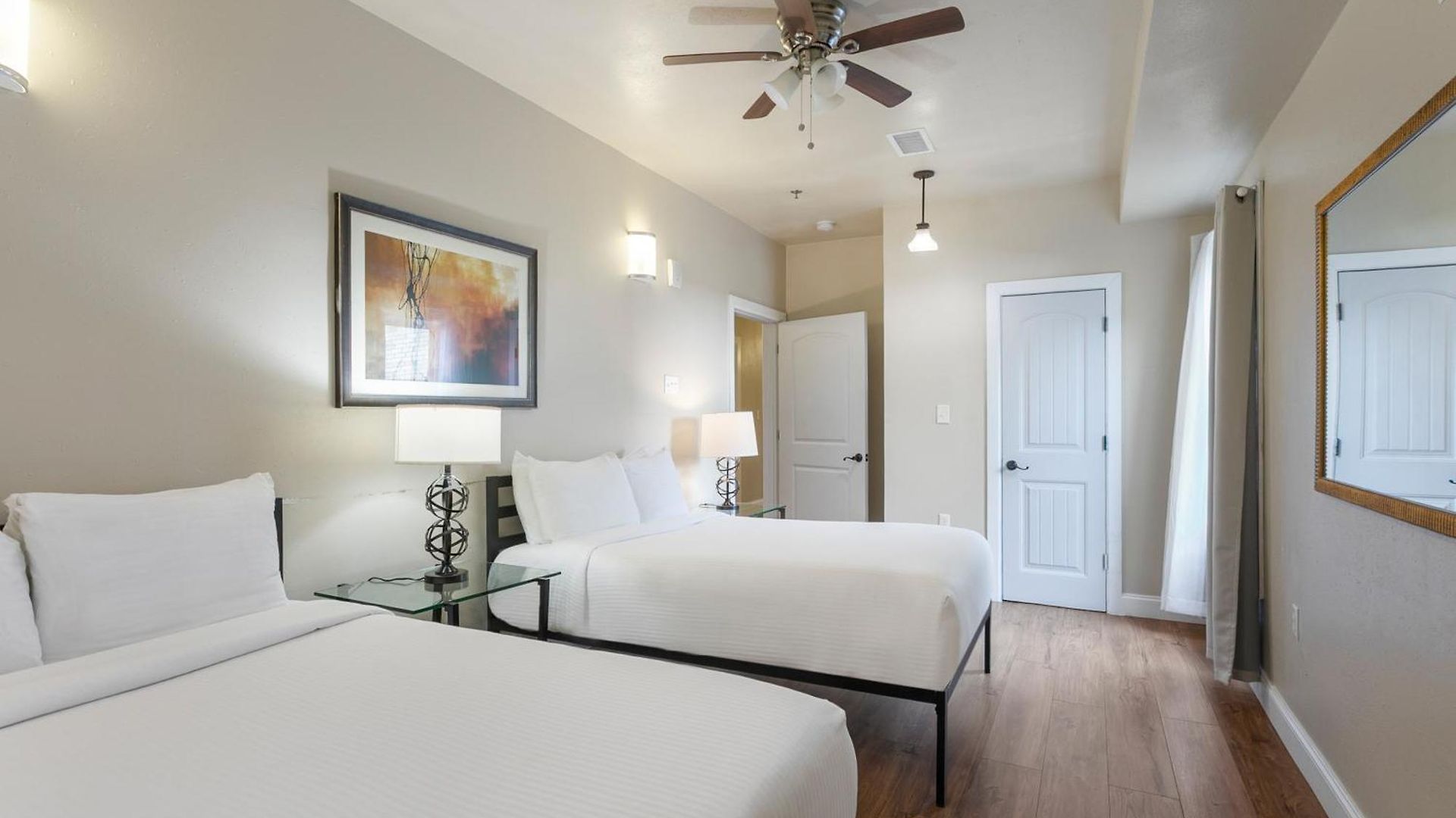 Spacious And Fully Furnished Near St. Charles Apartment *