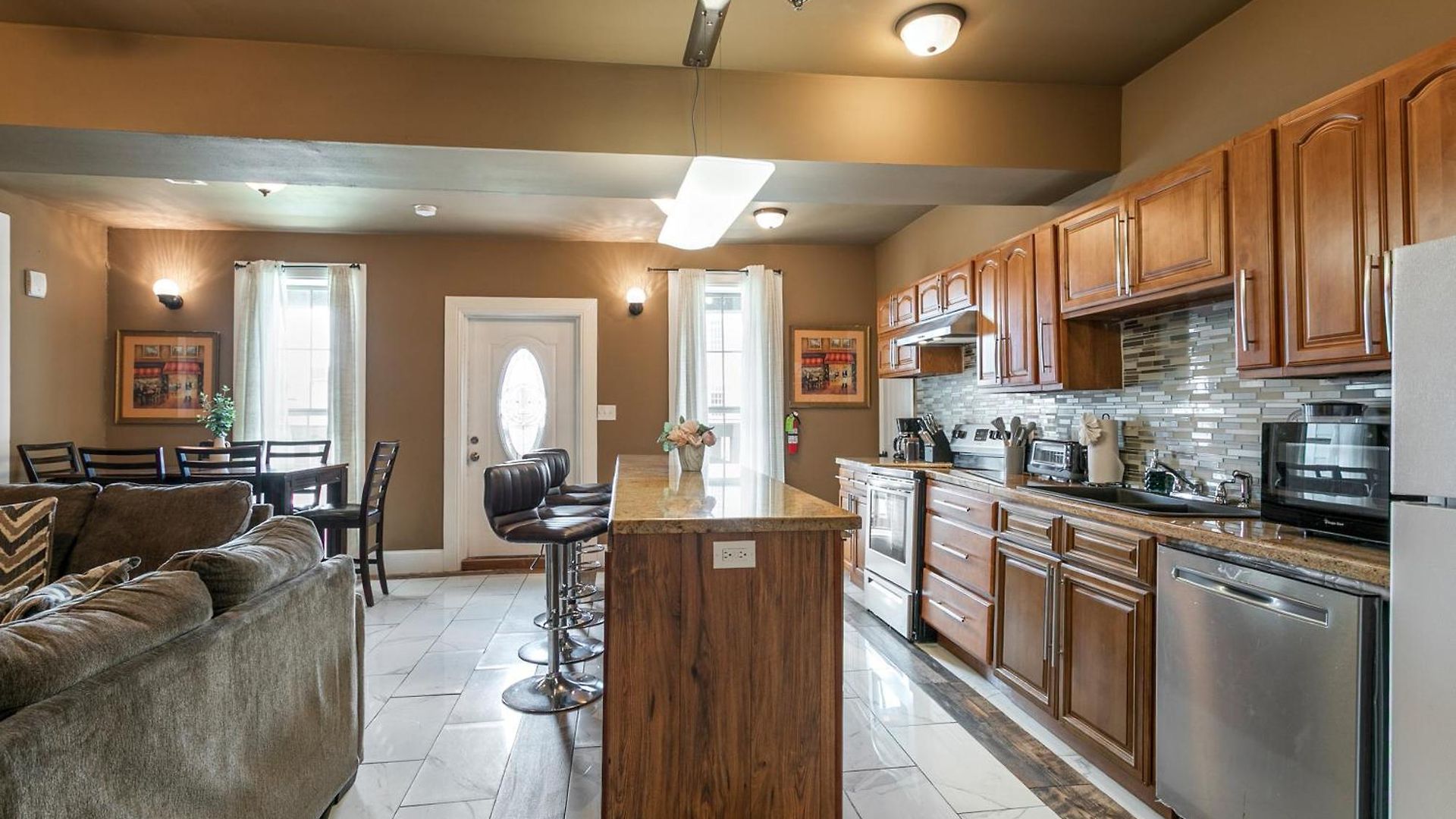 Baronne Street Spacious And Fully Furnished