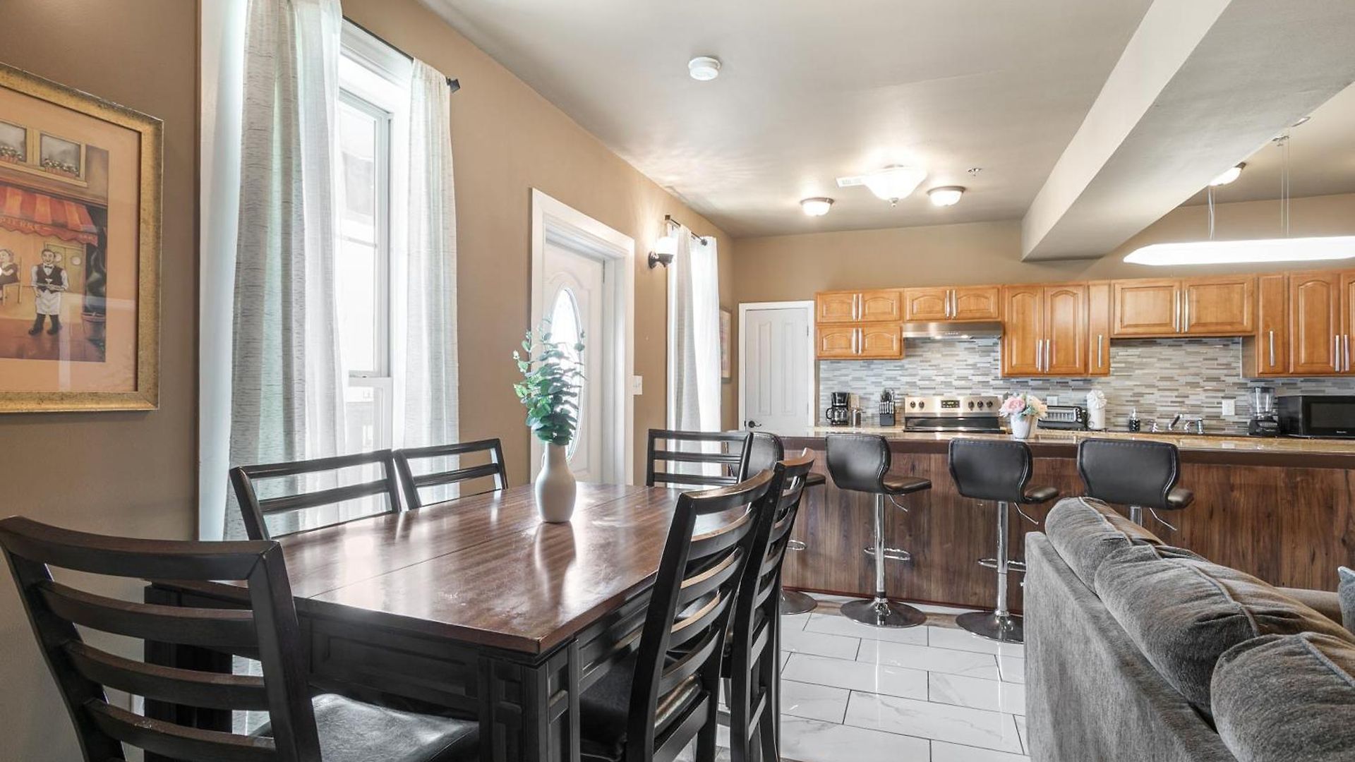 Baronne Street Spacious And Fully Furnished Apartment