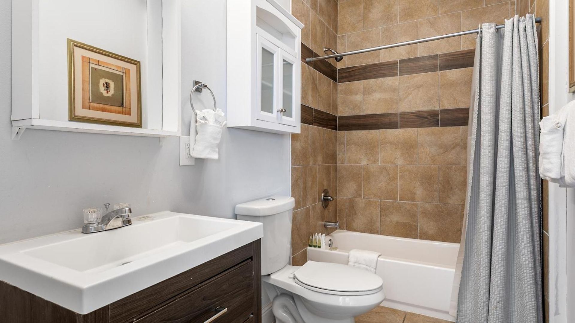 Baronne Street Spacious And Fully Furnished *