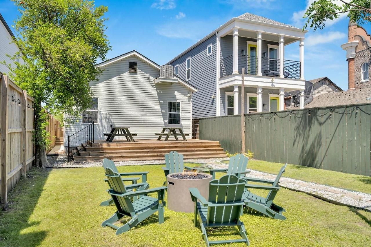 Backyard Fire Pit Jazz Fest & Saints Ready Holiday home *