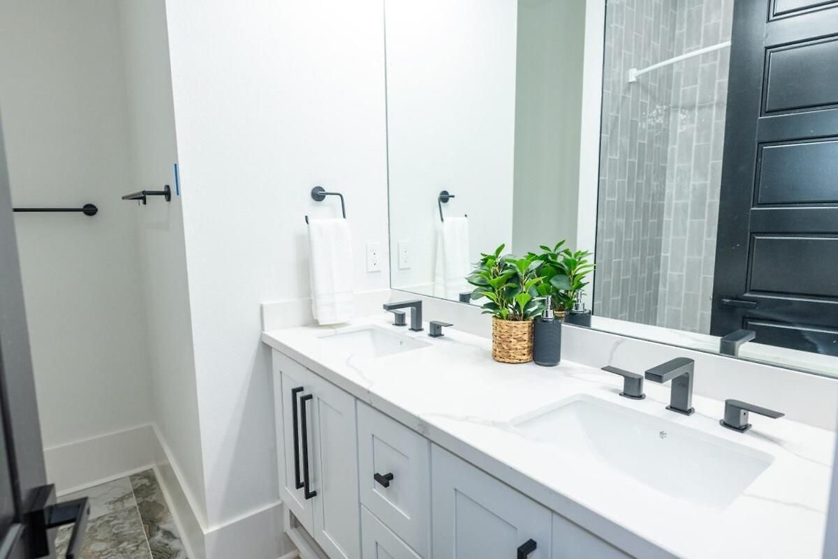 Shimmering New Nola Tvs In Bedrooms & Parking * New Orleans