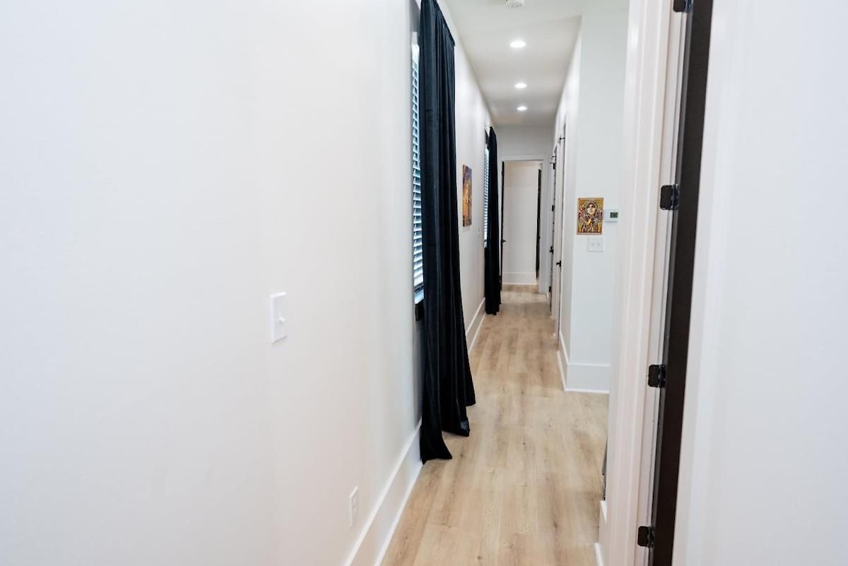 Shimmering New Nola Tvs In Bedrooms & Parking * New Orleans