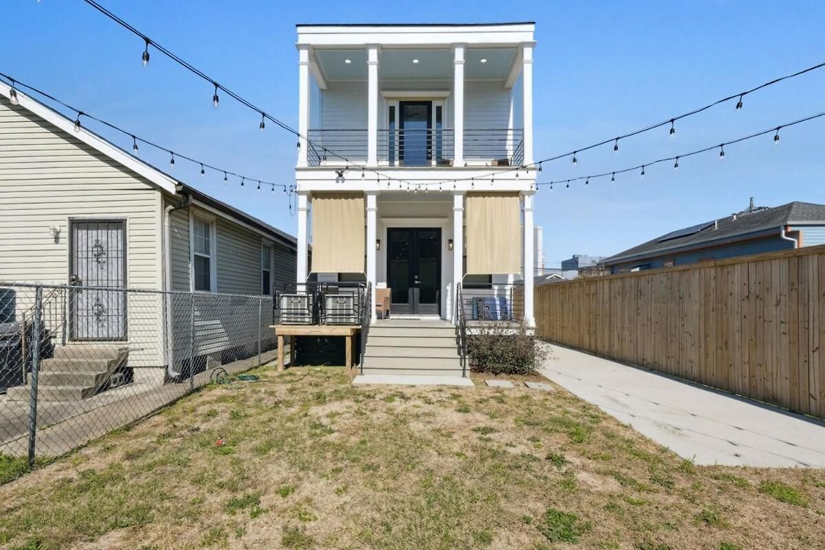 Immaculate Superdome Parking Yard Tvs Ensuite Holiday home