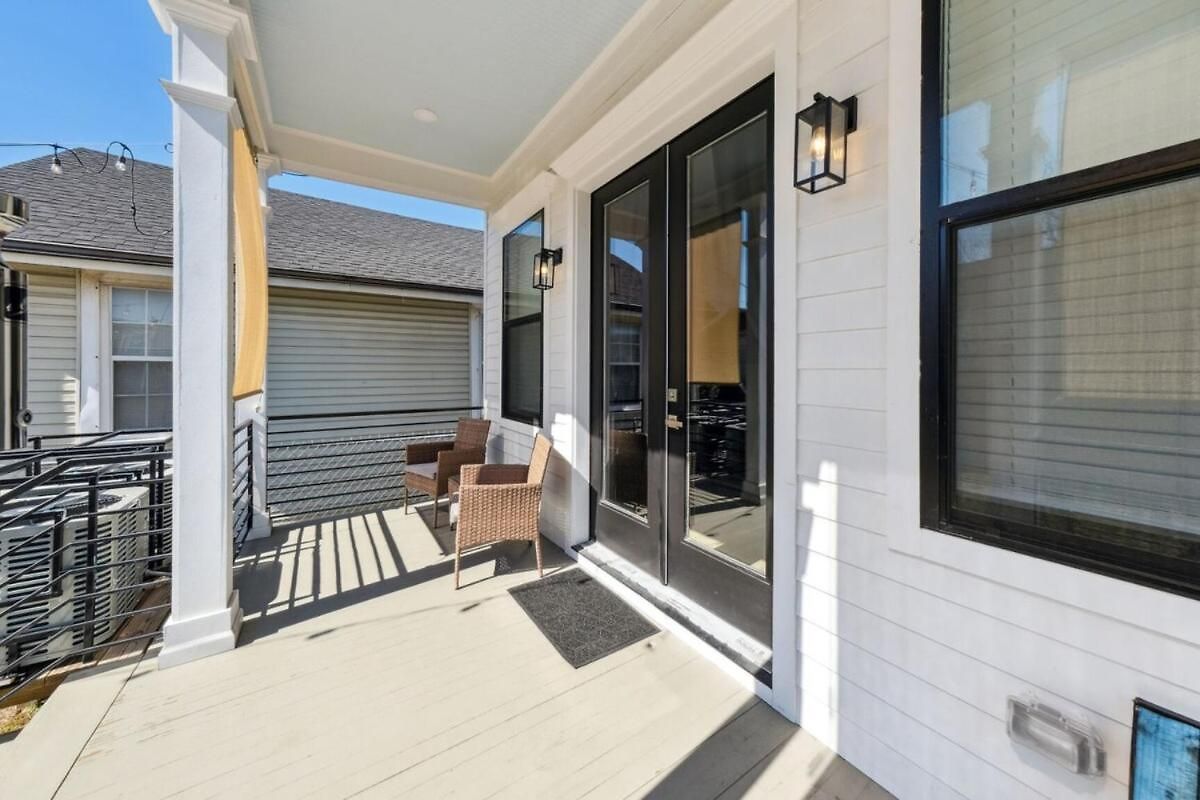 Immaculate Superdome Parking Yard Tvs Ensuite